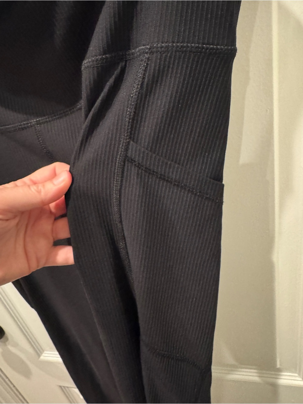 Old Navy Black High-Rise Leggings with Side Pockets - Picture 2 of 4